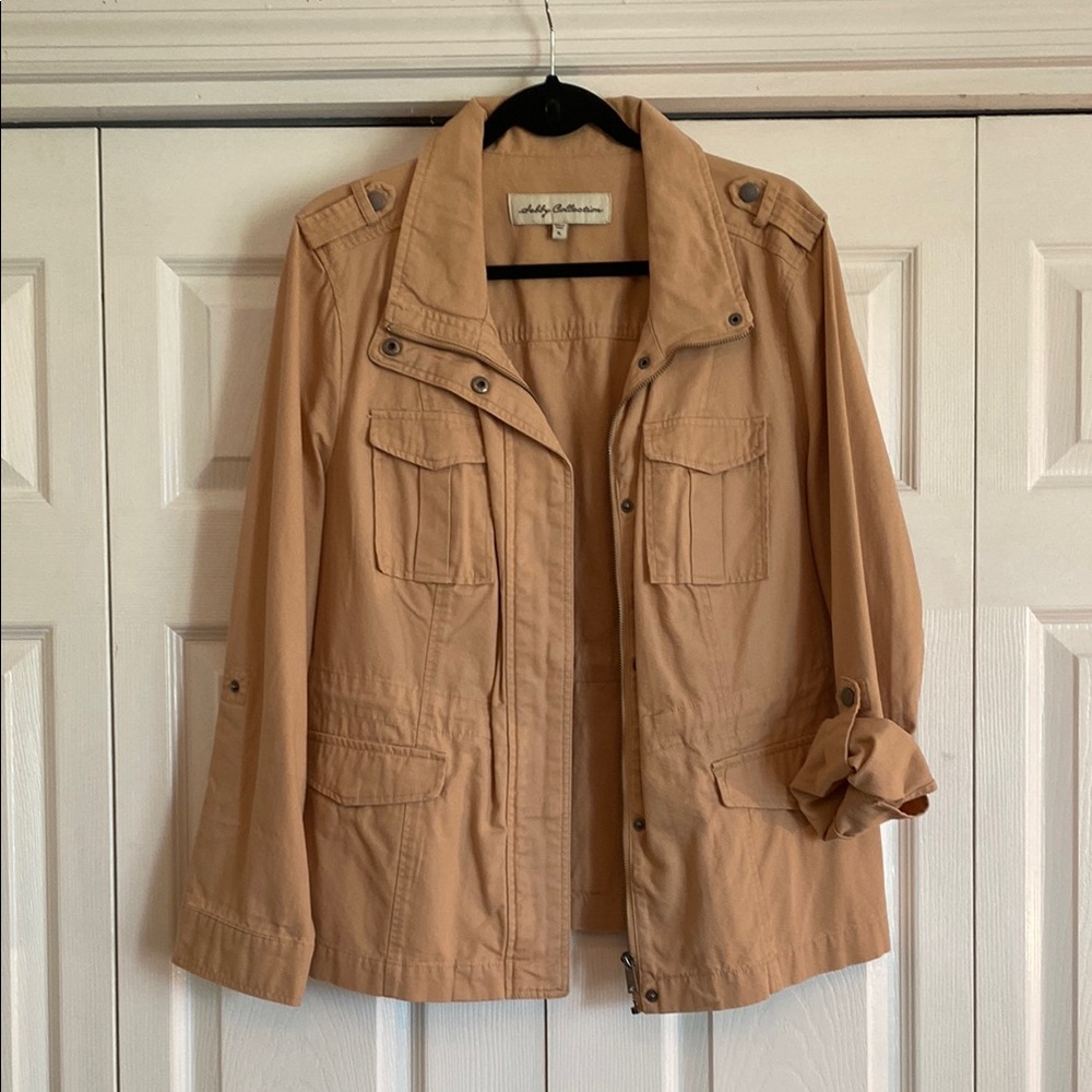 Lightweight Tan Utility Jacket with Safari Silhouette
